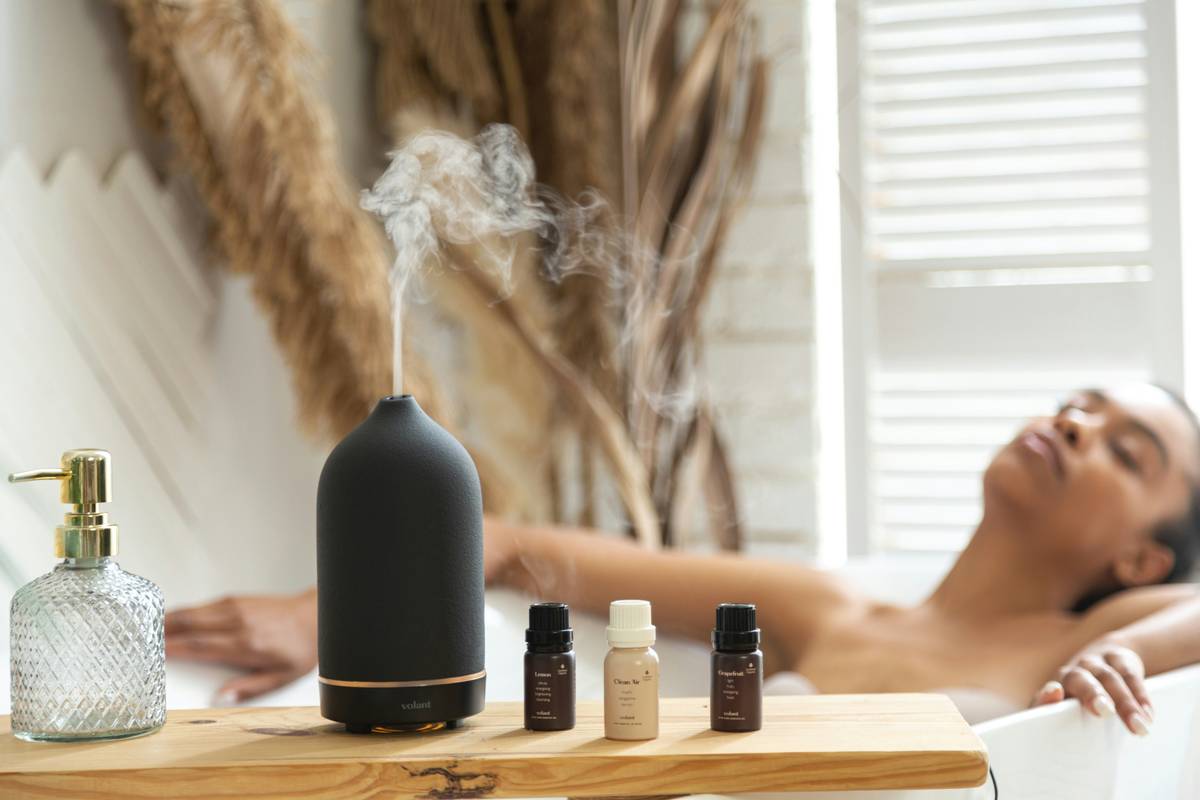 Comparison of home diffuser natural scents using different carrier fluids in glass bottles