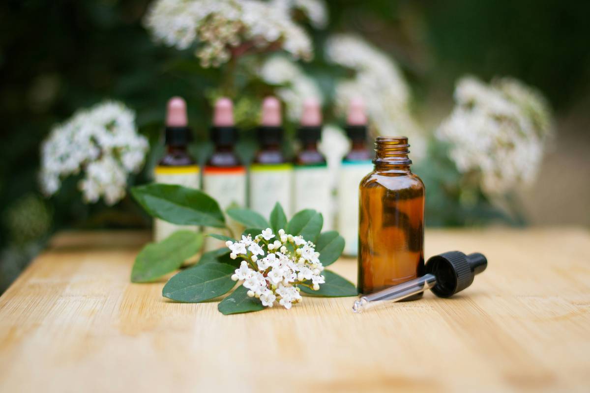 Infographic comparing ingredients in commercial vs. natural air fresheners showing VOCs, phthalates, and undisclosed synthetics in commercial products versus water, alcohol, and essential oils in natural DIY versions.