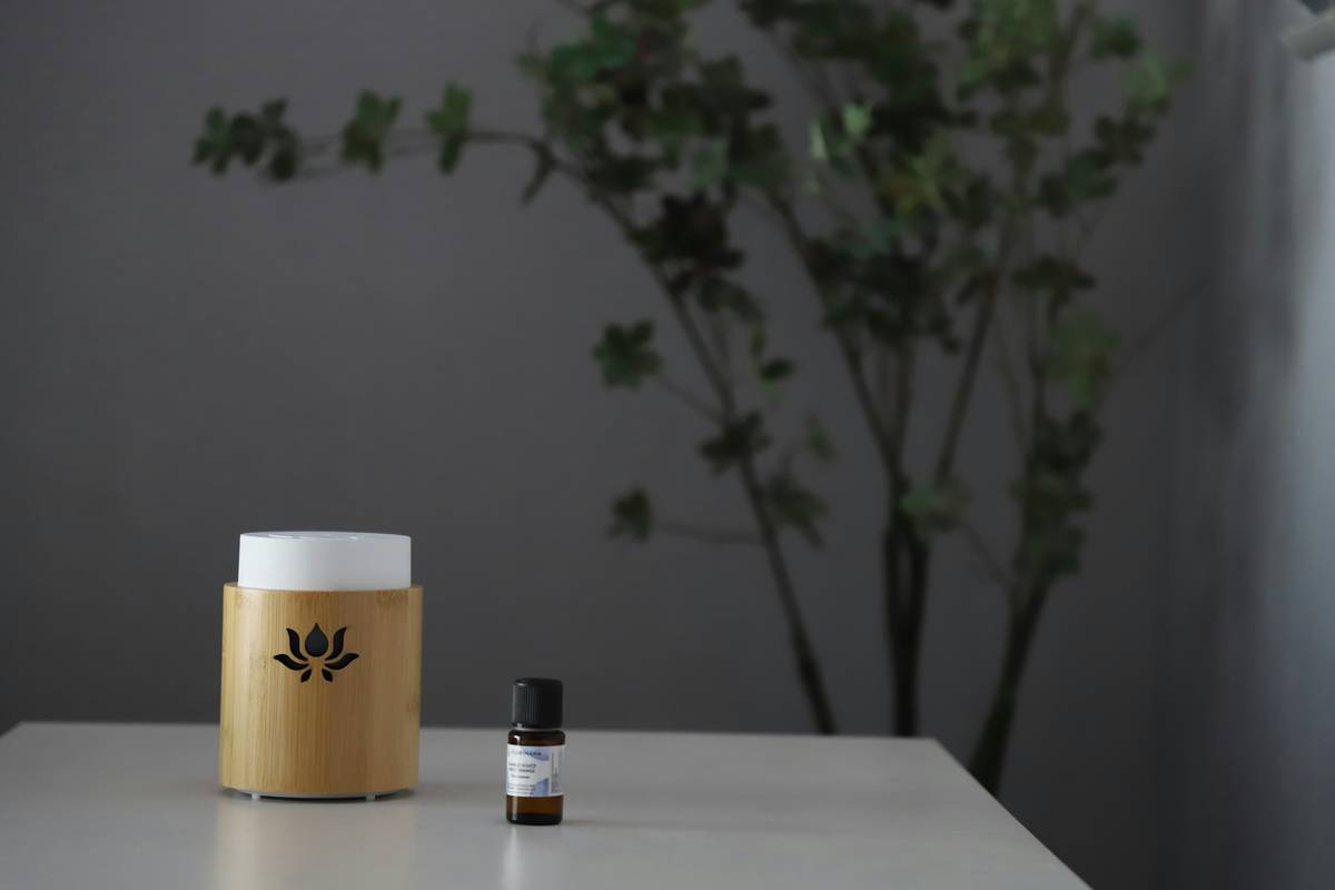 Infographic comparing ingredients in conventional vs. natural luxury air fresheners, showing VOCs, phthalates, and synthetic musks in conventional products versus essential oils and ethanol in natural alternatives