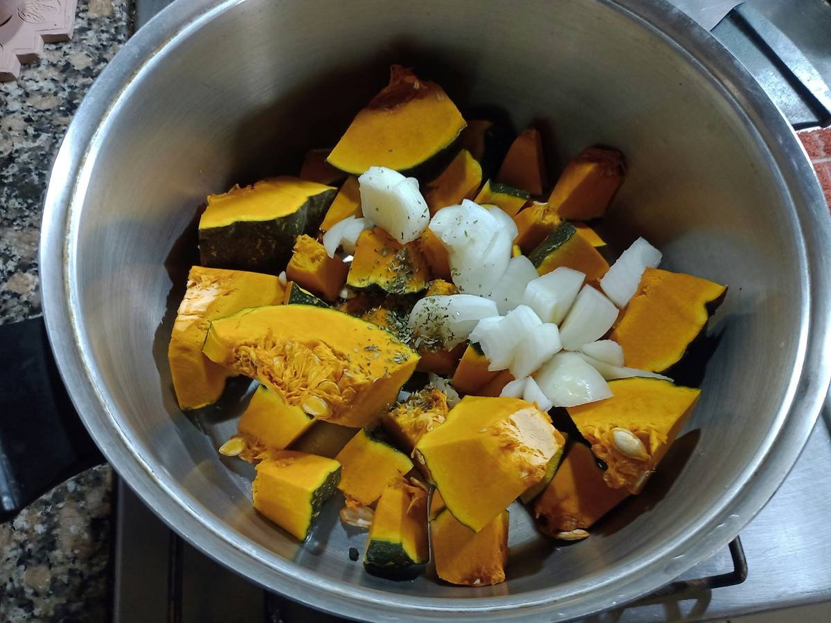simmer pot with natural home scent recipes using citrus and spices